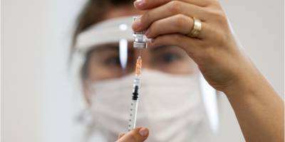 Кому первому? Ученые подсчитали, сколько жизней спасет вакцинация медиков от коронавируса - nv.ua