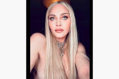 62-летняя Мадонна показала фото топлес - lenta.ru