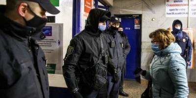 В Киеве полиция не пропускала в метро людей, которые представлялись медиками и показывали спецпропуска на телефонах - nv.ua - Украина - Киев