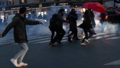 Локдауны и протесты: Европу трясет на фоне ужесточения ограничений из-за COVID - 5-tv.ru - Франция