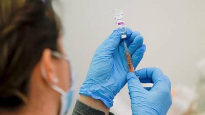 Британский регулятор задумался об ограничении использования вакцины AstraZeneca - iz.ru - Англия - Израиль