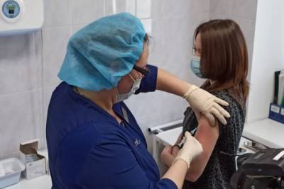 Леонид Дьяков - Реабилитолог рассказал, чего нельзя делать между двумя дозами вакцины - aif.ru