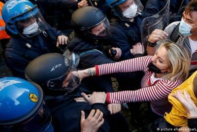 Антикарантинни протесты в Риме: демонстранты вступили в схватку с полицией - unn.com.ua - Италия - Киев - Рим