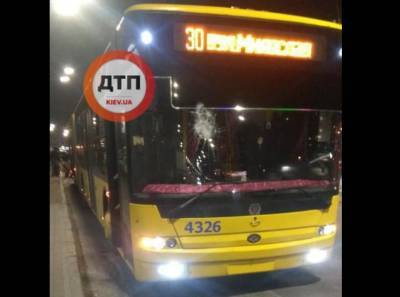 Не хотел везти: в столице троллейбусу разбили стекло - news.bigmir.net - Киев