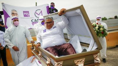 В Мексике политик лег в гроб на встрече с избирателями (видео) - sharij.net - Мексика