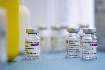 AstraZeneca изучит причины тромбоза после прививки - lenta.ru - Англия