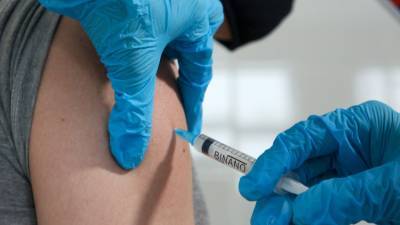 Ринат Максютов - Центр «Вектор»: «ЭпиВакКорона» подходит для повторной вакцинации - mir24.tv