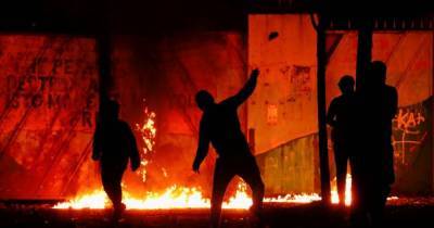Борис Джонсон - В Северной Ирландии вспыхнули беспорядки: протестующие сожгли автобус и ранили 40 полицейских (фото) - focus.ua - Англия - Ирландия