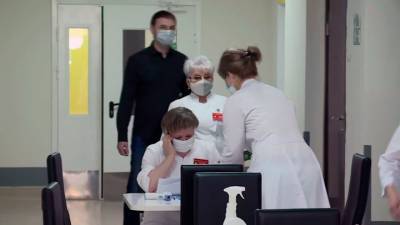 Вести. Врачи Перинатального центра делают прививку от COVID-19 прямо на работе - vesti.ru - Тамбов