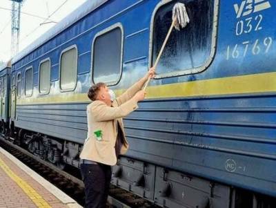 Фото иностранца, моющего окно украинского поезда, рассмешило пользователей Сети. Лучшие мемы - enovosty.com - Киев