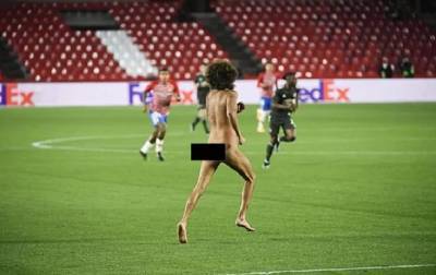 На Лиге Европы на поле выбежал мужчина без одежды - korrespondent.net
