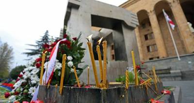 Ираклий Гарибашвили - "Уважение не только в тюльпанах" - первые лица Грузии почтили память жертв 9 апреля - sputnik-georgia.ru - Ссср - Грузия - Тбилиси