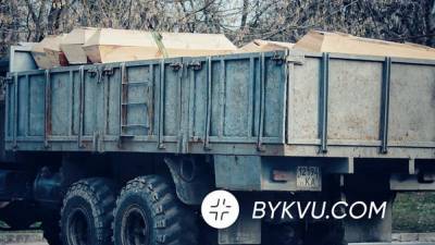 В одну из больниц Киева гробы привезли грузовиком: фото - 24tv.ua - Киев