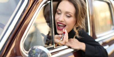 Акцент на брови и глаза. Тренды карантинного макияжа от актрисы Виктории Варлей - nv.ua