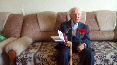 На Южном Урале 104-летний ветеран вылечился от COVID-19 - vesti.ru - Россия - Челябинск - Челябинская обл.