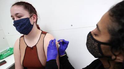 Pfizer подала заявку в США на применение вакцины среди подростков - iz.ru - Израиль