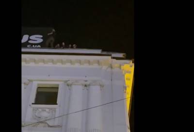 Харьковские подростки решили погулять на самом краю крыши, кадры: "махали прохожим и..." - kharkov.politeka.net