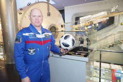 Сергей Савин - Российские космонавты прошли вакцинацию от COVID-19 первыми в мире - vm.ru