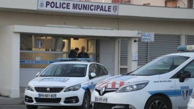 Полицейские получили травмы при разгоне нелегальной вечеринки - vesti.ru - Франция