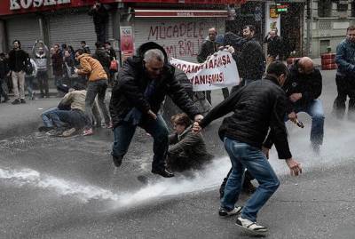 Турецкая полиция задержала сотни людей на первомайском марше - СМИ - unn.com.ua - Турция - Киев