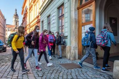 В Чехии отменили требование о ношении респираторов на улице - aif.ru - Чехия