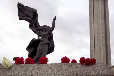 Армандс Рукс - Около 20 тысяч человек в Риге возложили цветы к памятнику Освободителям - aif.ru - Латвия - Рига