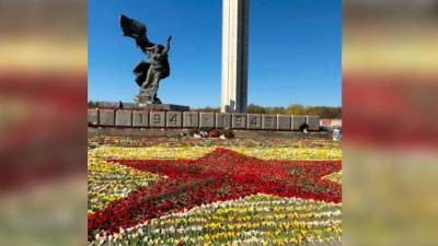 У памятника освободителям Риги появилась красная звезда - vesti.ru - Латвия - Рига