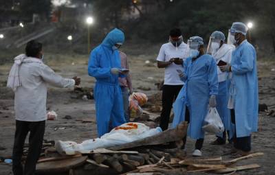 СМИ: десятки тел умерших от COVID-19 людей обнаружили в реке Ганг в Индии - tass.ru - Нью-Дели