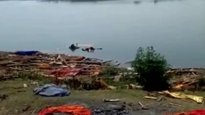 В Индии у берегов Ганга обнаружили не менее 30 человеческих тел - 1tv.ru