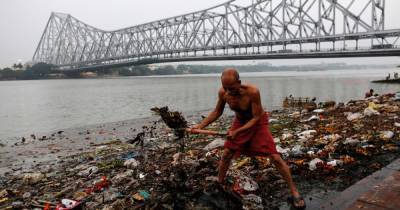 Индия - В священной реке Ганг в Индии обнаружили десятки тел людей, которые могли умереть от COVID-19 - focus.ua