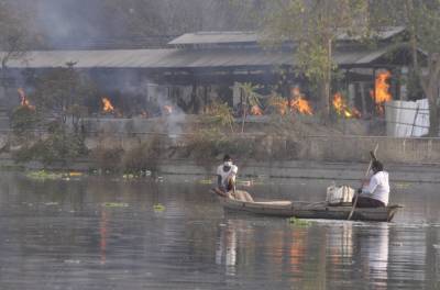 Индия - В Индии на берегу реки Ганг нашли десятки тел - 24tv.ua