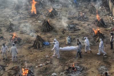 Индия: брахманы взвинтили цены на кремацию — бедняки сбрасывают тела умерших от COVID в Ганг - rusjev.net - штат Бихар
