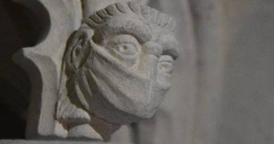 В британской средневековой святыне высекли каменное лицо в маске от COVID-19 (фото) - focus.ua - Англия