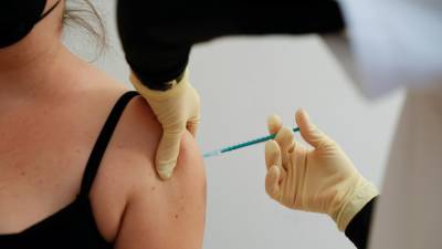 Более 20 тысяч человек в Крыму сделали прививку от COVID-19 в майские праздники - russian.rt.com - республика Крым