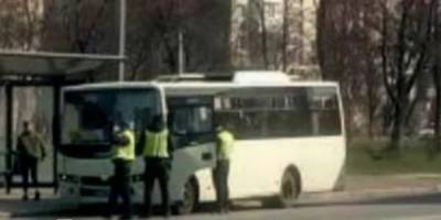 Полиция выгнала из маршрутки стоячих пассажиров, одесситы возмущены: "Что происходит с этой страной?" - odessa.politeka.net - Одесса