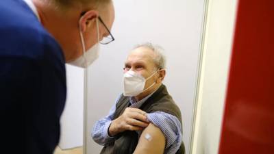 Ошибка медсестры могла стоить людям жизни: пенсионеры вакцинируются от коронавируса третий раз - germania.one - Берлин