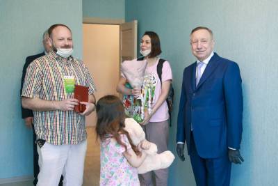Александр Беглов - Беглов вручил ключи от квартир в Кронштадте 20 петербургским семьям - abnews.ru