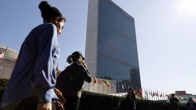Джон Байден - Стефан Дюжаррик - Штаб-квартира ООН не планирует отказываться от масочного режима - iz.ru - Израиль - Президент