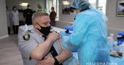 Андрей Крищенко - Столичные полицейские начали получать вторую дозу вакцины против COVID-19 - tsn.ua - Киев