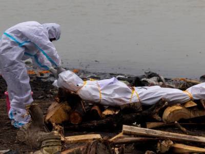 Индия - Кумар Сингх - В Индии тела умерших от коронавируса сбрасывают в реку - unn.com.ua - Киев