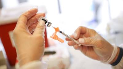 Пожилой японке по ошибке ввели две дозы вакцины от COVID-19 за сутки - iz.ru - Израиль - Тоехаси