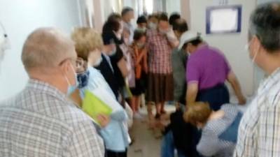 Тоболякам пришлось толпой ждать вакцинацию от COVID-19 - nashgorod.ru