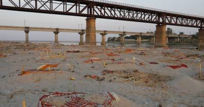 Индия - Кумар Сингх - В Индии власти подтвердили факт сброса тел жертв COVID-19 в реку Ганг - tsn.ua