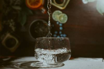 Ученые назвали побочные эффекты переизбытка воды в организме - volg.mk.ru