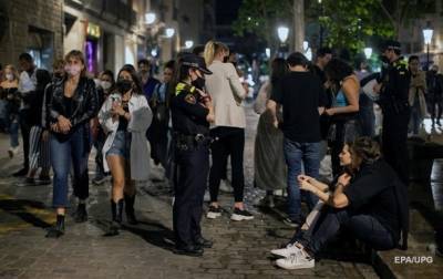 В Барселоне тысячи людей праздновали ослабление карантина - korrespondent.net - Испания - Барселона