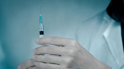 Более 40% опрошенных россиян отказались делать прививку от COVID-19 - gazeta.ru - Россия