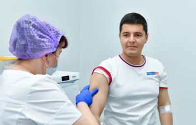 Ямала Дмитрий Артюхов - Артюхов поставил второй компонент прививки от СOVID-19 и позвал ямальцев вакцинироваться - znak.com - Салехард - Пресс-Служба
