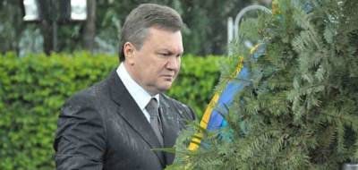 Виктор Янукович - Годовщина "нападения елки" на Януковича: курьезное видео - vchaspik.ua