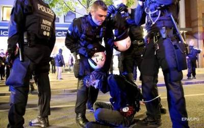 В Дрездене в столкновениях с футбольными фанами пострадали 185 полицейских - korrespondent.net - Германия