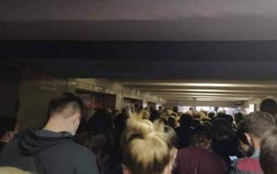 В метро Киева толпы людей из-за карантинных ограничений - korrespondent.net - Киев